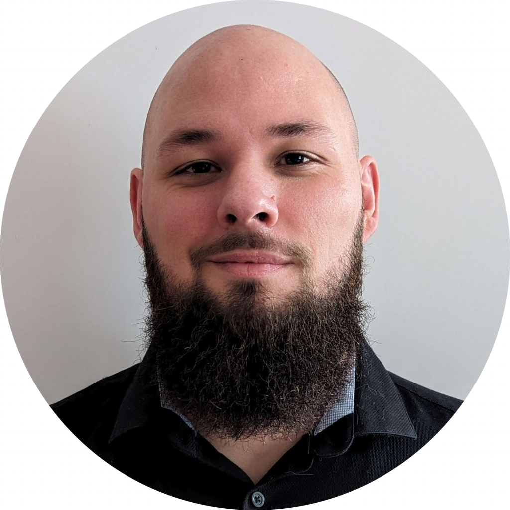 Portrait de Pierre Frédéric Ferreira-Repp, monteur vidéo freelance à Lorient, fondateur de Keltic Prod, spécialisé dans la création de vidéos authentiques et percutantes en Bretagne.