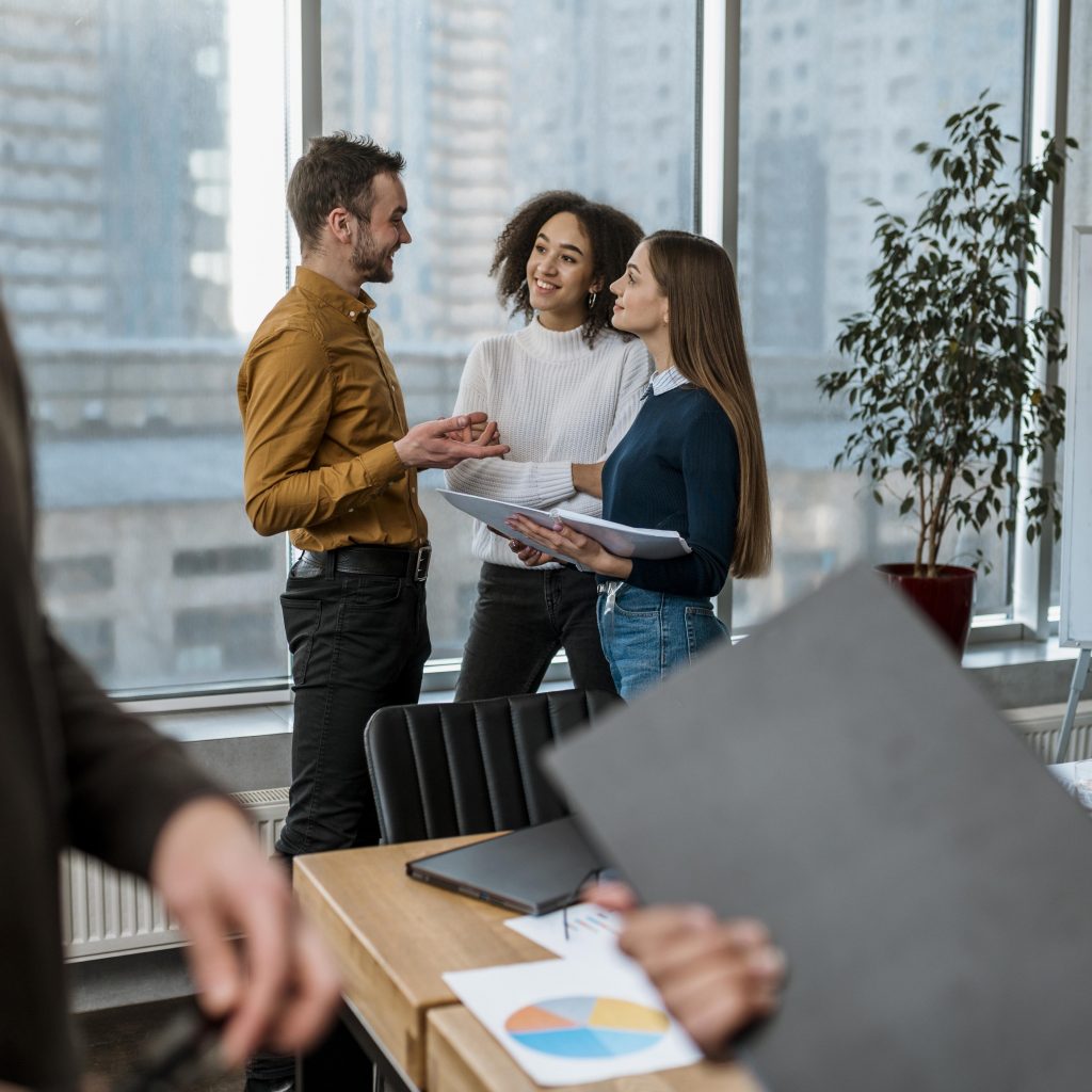 Collègues souriants en réunion dans un bureau moderne – illustration d’une vidéo corporate professionnelle, réalisée dans le cadre des services de montage vidéo à Lorient proposés par Keltic Prod